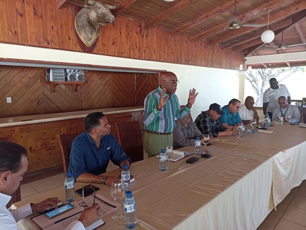 En una reunión encabezada por el gerente general de Edeeste, Andrés Portes, un equipo de la Distribuidora conversó con ganaderos y productores agropecuarios con transformadores exclusivos de la provincia.