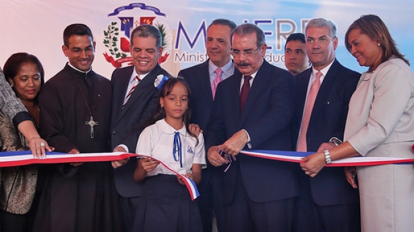 Presidente inaugura 156 aulas en Santiago