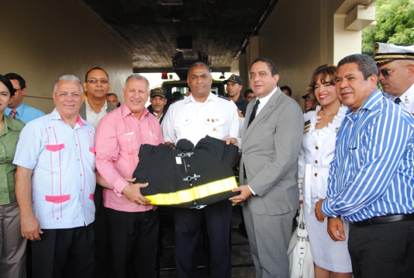 Alcalde de Santiago entrega equipos al patronato de bomberos 