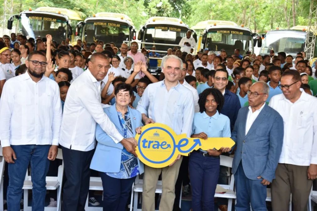 MINERD entrega 36 autobuses para municipios Santa Cruz y Miches.