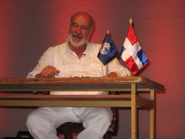 Paolo Lugari, sonrie en un momento de su conferencia en la Universidad Nacional Pedro Henriquez Ureña.