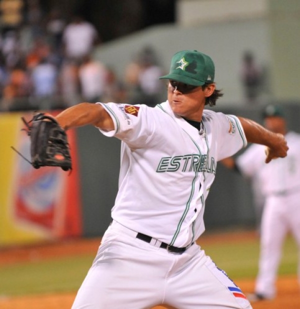 Estrellas Orientales pisan fuerte y hunden a los Tigres del Licey