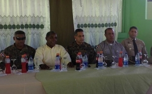 Jefes de la Policía y del Ejército se reúnen con autoridades y munícipes de Neiba