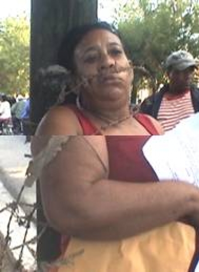 Mujer se amarra con alambre de púas tras ser desalojada de vivienda
