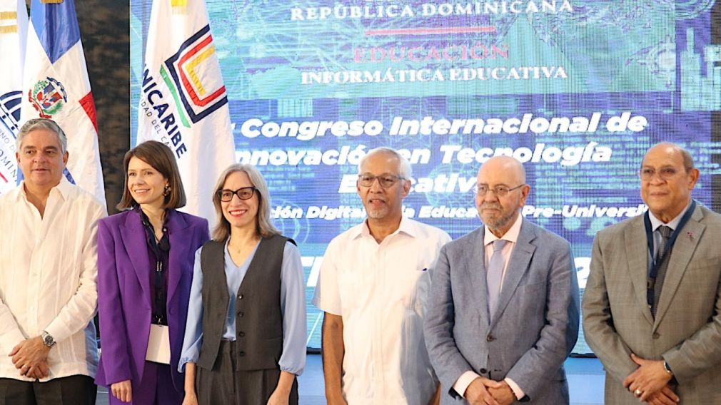 La actividad fue encabezada por el ministro de Educación, Ángel Hernández, y organizada por la Dirección de Informática Educativa, que reunió expertos nacionales e internacionales para que compartan su visión sobre la importancia de la transformación digital en la educación preuniversitaria.