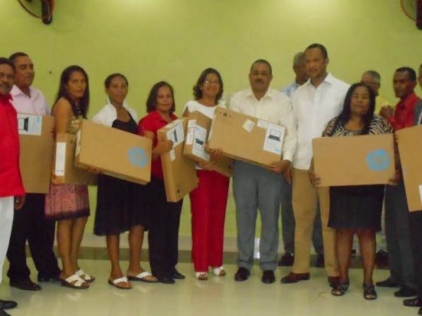 Senador de Pedernales reconoce profesores de todo una vida