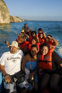 El turismo de aventura hacia Bahía de las Águilas por vía marítima desde La Cueva de Pedernales es muy intenso.