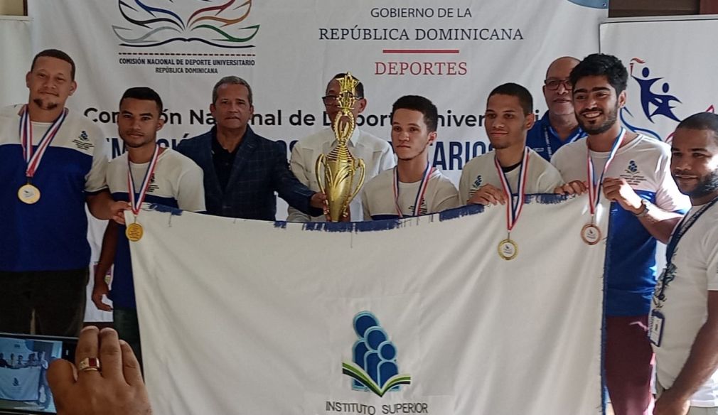 Juan Vila, viceministro de Deportes Universitario, premió al equipo masculino del Instituto de Formación Docente Salomé Ureña, (Isfodosu), que ganó el torneo de ajedrez de los Juegos Universitarios en su versión 2024. (Fuente externa).