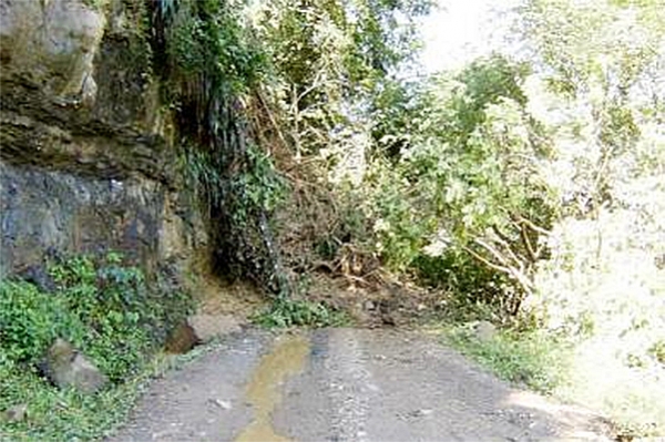 Derrumbe producido por las lluvias en la carretera de Palmar Grande, Altamira, Puerto Plata.