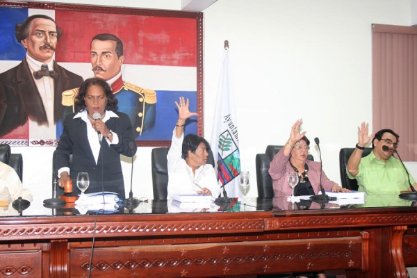 Concejo de Regidores del Ayuntamiento de Baní momento en que aprueba el presupuesto para el año 2014.