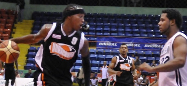Leones detienen vientos de Huracanes