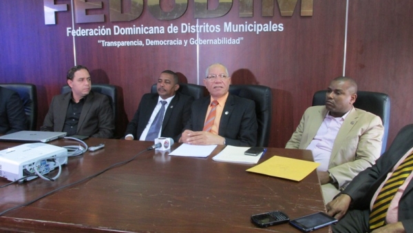 Francisco Concepción, presidente y Pedro Richardson, director ejecutivo de FEDODIM encabezan la rueda de prensa de la entidad donde anunciaron la construcción de la ciudad municipal
