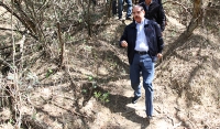 Danilo Medina camina por Las Matas de Farfán.