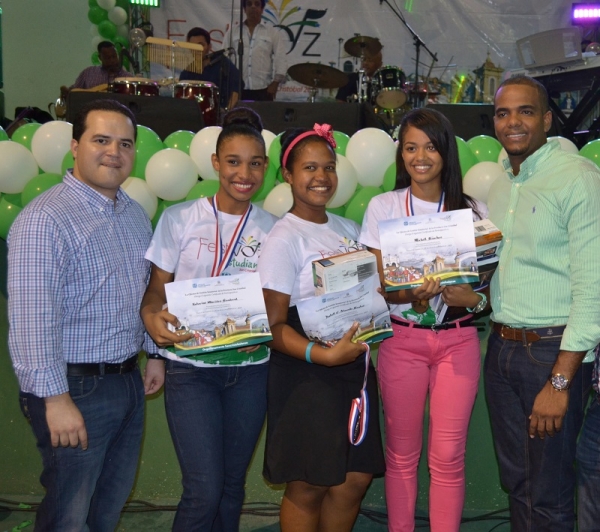 Milciades Ramirez, , junto con las tres ganadoras Katherine Mariñez, Isabel Almonte, Michell Sánchez y William Moody. 