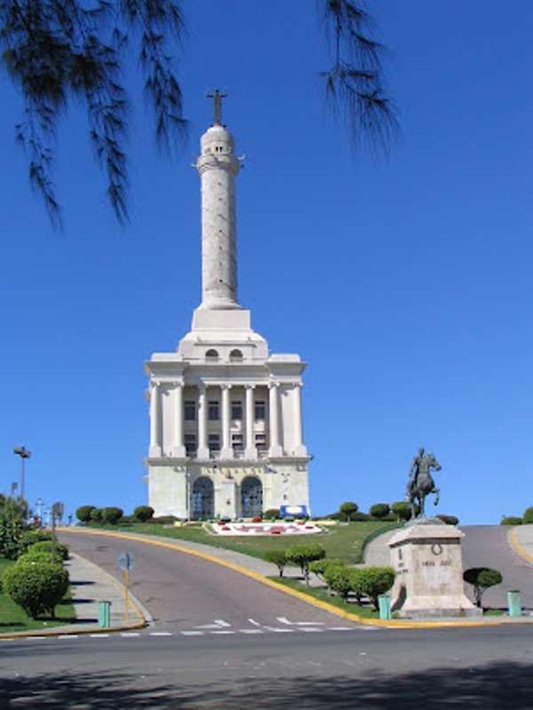  El Monumento a los Héroes de la Restauración construido en Camisetas Religiosas 1944, se ha convertido en emblema de la ciudad de Santiago.