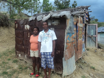 En este tipo de casas residían los beneficiados con las casas nuevas por la Fundación Fundepaz en municipio El Cercado en San Juan de la Maguana.
