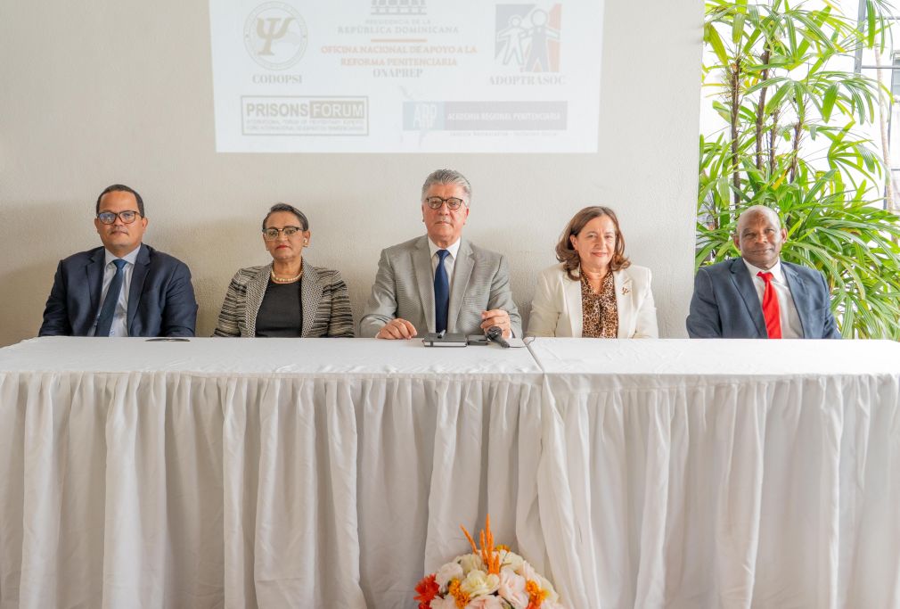 Jaime Rodríguez, relator del Foro; Sandra Fernández, directora de la Academia Regional  Penitenciaria; Roberto Santana, Director de ONAPREP; Yanis Mejía, presidenta de CODOPSI; Juan Dionisio Restituyo, coordinador de Justicia de ONAPREP.