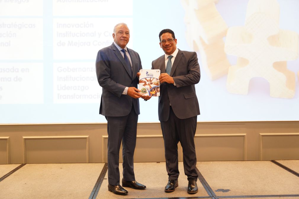 El director general de Contrataciones Públicas, Carlos Pimentel, hizo entrega de un ejemplar del nuevo Plan Estratégico Institucional (PEI) al ministro Administrativo de la Presidencia, Andrés Bautista.