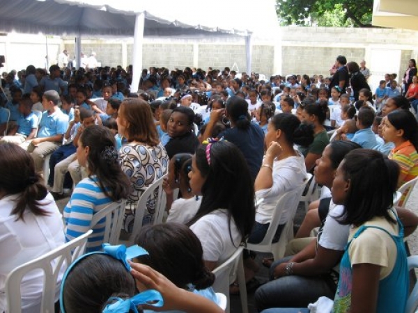 Parte de los niños que recibieron la gracia de la Familia Pared Pérez con la distribución de útiles escolares.
