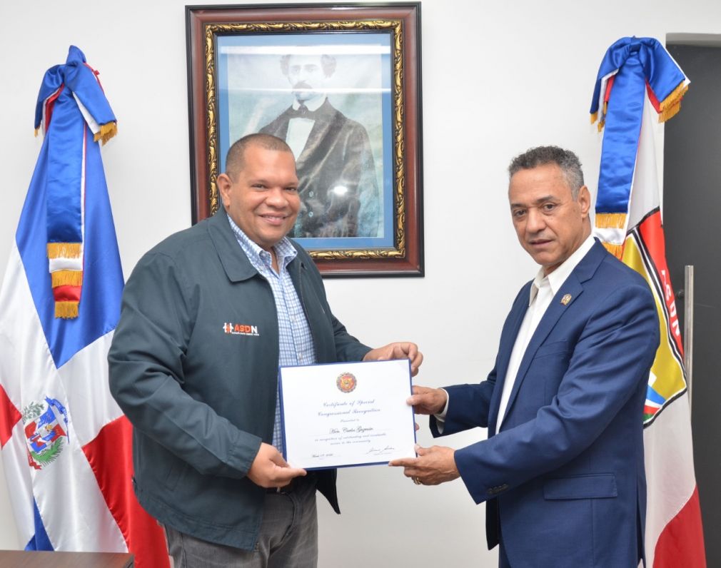 Los reconocimientos fueron entregados a Carlos Guzmán en su despacho por Freddy Gómez, un dominicano radicado desde 1983 en  Estados Unidos, donde funge como presidente del Instituto Duartiano, filial New Jersey.