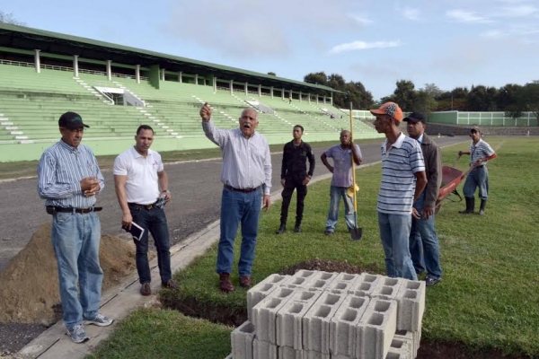 El ministro Jaime David Fernández Mirabal junto al ingeniero Guillermo Ottenwalder, Félix Alcántara y Juan Luís Gómez supervisando los trabajos en Santiago