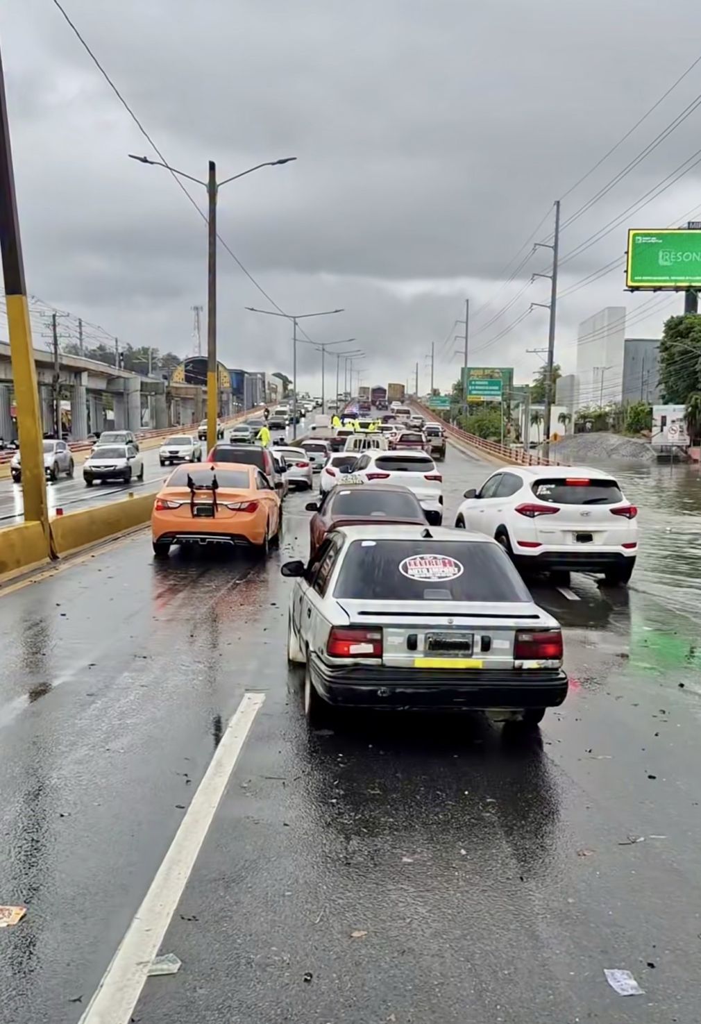 Las autoridades reportaron restricciones parciales en varias vías de Santo Domingo por inundaciones.