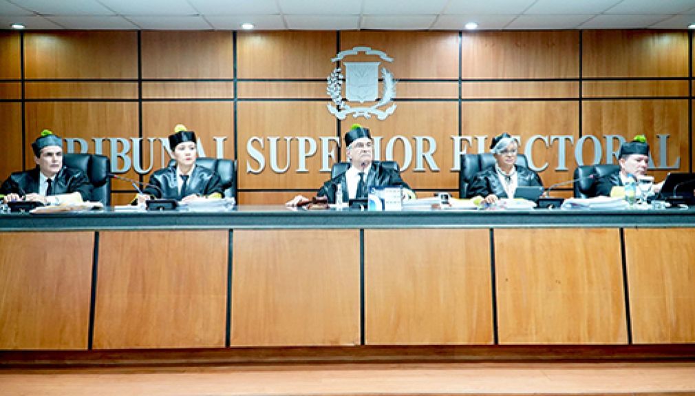 Miembros del Tribunal Superior Electoral en sesión ordinaria. Foto de archivo.