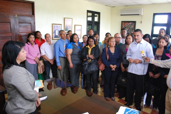 Profesores ofrecen apoyo aspirante a alcaldesa en Cotuí: 