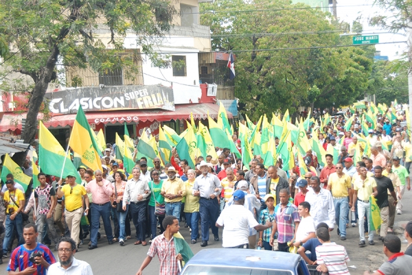 Parte de los militantes del Frente Amplio que se movilizaron por diferentes sectores de la capital contra la reelección y la corrupción.