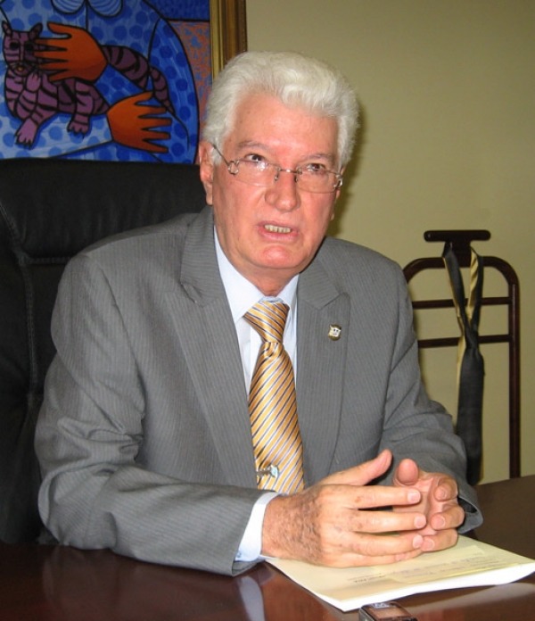 Senador de la provincia Peravia, Wilton Guerrero mientras hacía su denuncia.
