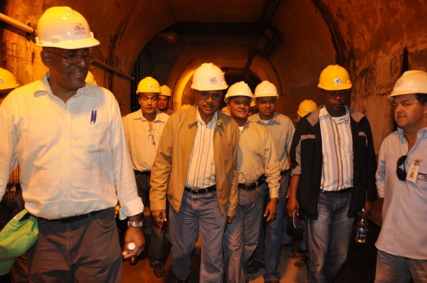 Olgo Fernández durante una parada en una de las obras complementarias que realiza el Indrhi en la presa de Sabana Yegua. 