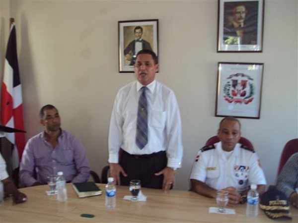 Gobernador se reúne con Politur para tomar medidas a favor de turismo en María Trinidad Sánchez