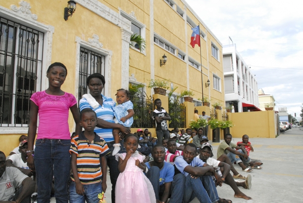 Una migrante haitiana junto a sus cuatro hijos, tres de ellos nacidos en República Dominicana, a quien le apresaron su pareja en un intento de desalojo en la Coquera del Km.5 de San Cristobal, propiedad de Rafael Emilio Alonso Luna (Billo).