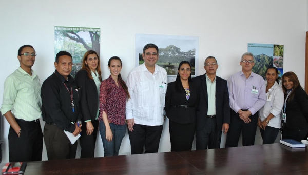 El equipo de la Tercera Comunicación Nacional para la Convención Marco de las Naciones Unidas sobre Cambio Climático durante la reunión realizada con ejecutivos y técnicos de la Corporación Dominicana de Empresas Eléctricas Estatales.
