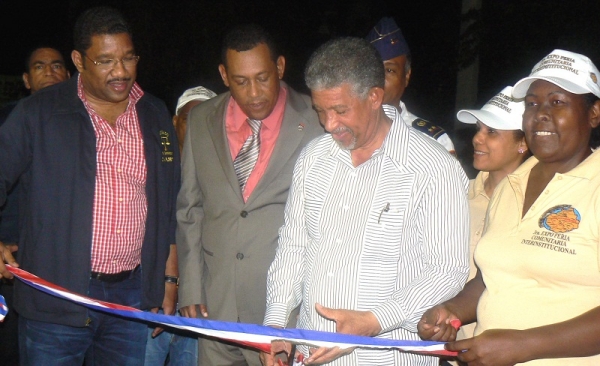 El gobernador de la Prov. de Santo Domingo deja formalmente inaugurada la Expo Feria, de Izquierda a Derecha Miguel Florentino, Ramon Alagracia y la derecha Aurelina Martínez.
