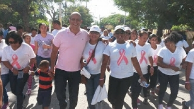 Alcalde se une a la caminata lucha contra el cáncer de mama‏: 