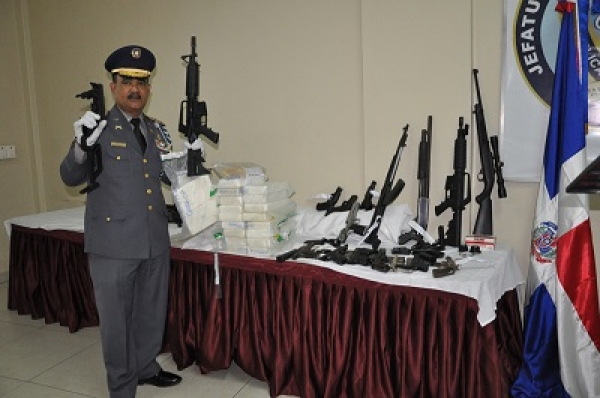 Policía ocupa 20 kilos de drogas y armas en operativos