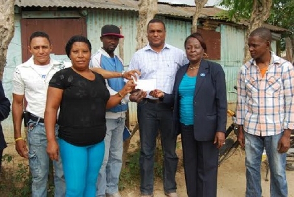 Ayuntamiento entrega partidas económicas para construcciones en varios barrios de S.P.M.: