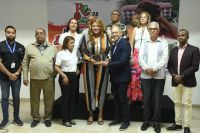 En la parte delantera, desde la izquierda Mitchell Moya, de Ciclón; Alexis García, de Fedovoli; Daniela Tiburcio, de Café Santo Domingo; Cosiris Rodríguez, la homenajeada; Rubén Darío Cruz, presidente Comité Organizador, Reynaldo Nova, dirigente deportivo y el alcalde de San Francisco Vicentillo, José Miguel Ortega.
