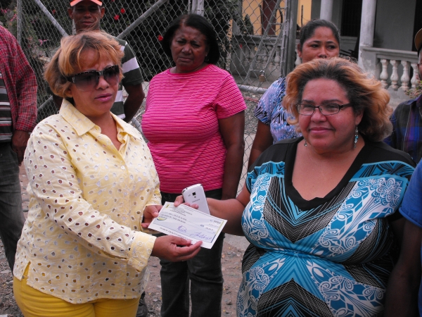 Ayuntamiento entrega cheques para construcción de aceras y contenes San Juan 