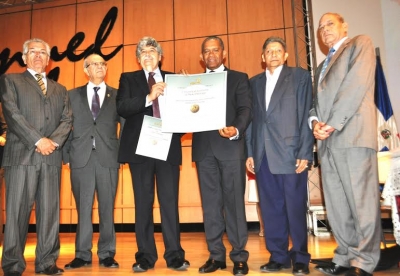 UASD recibe pergamino de acreditación Internacional