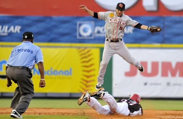 Gigantes triunfan ante los Leones en Julián Javier