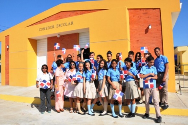 Presidente entrega escuela de básica en La Vega