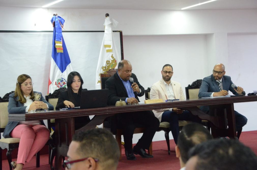 El Concejo de Regidores, además de aprobar las obras sometidas por el alcalde Abel Martínez, también juramentó a los miembros del Comité de Seguimiento y Control Municipal escogidos en asambleas realizadas en diez comunidades que resultaron beneficiadas con nuevas obras.