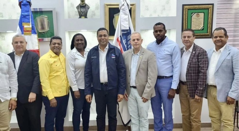 Víctor D’ Aza sostiene reunión con varios alcaldes para reforzar objetivos comunes.