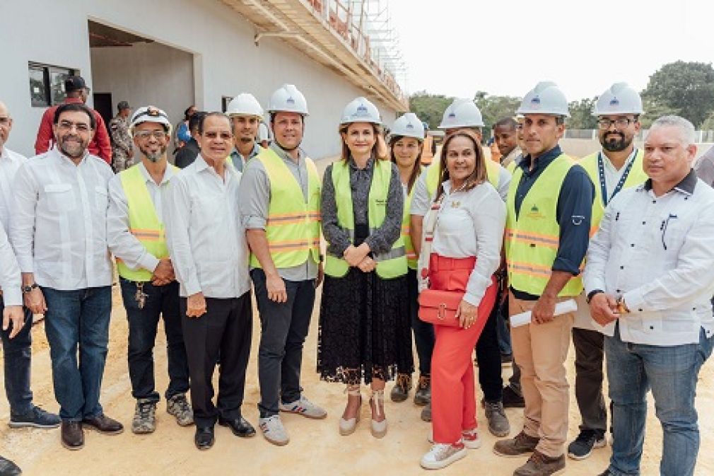 Durante el recorrido estuvieron presentes Xiomara Cortés, gobernadora de la provincia Duarte; Olmedo Caba Romano, director del Instituto Nacional de Recursos Hidráulicos (Indrhi); Franklin Romero, senador de la provincia, entre otros.