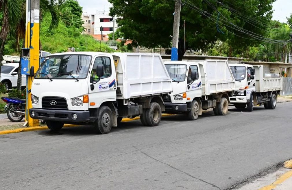La Alcaldía de Santo Domingo Oeste entregó 14 camiones para mejorar la recogida de desechos.