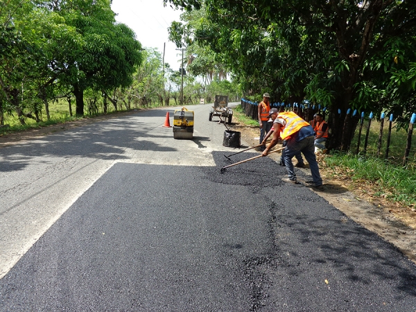 Bacheo en carretera de la provincia Monteplata.