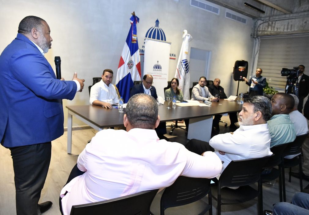 Ricardo Rosario, presidente de la CNDU, motiva la extensión del horario a los colmados.