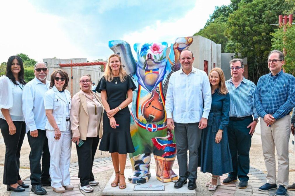 El Buddy Bear es una colorida escultura de oso en tamaño real.